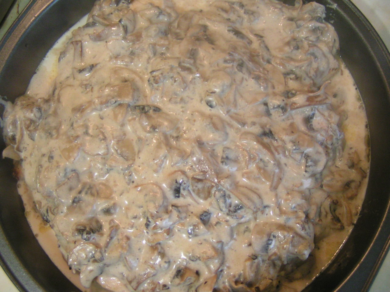 Куриная грудка с грибами в сметанном соусе на сковороде